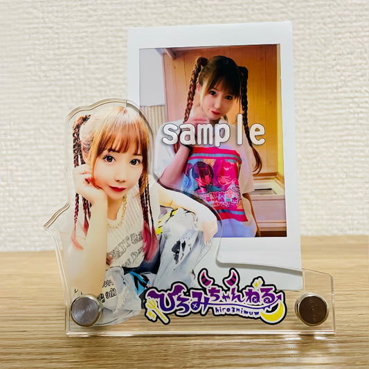 チェキも飾れちゃう「アクスタ！」